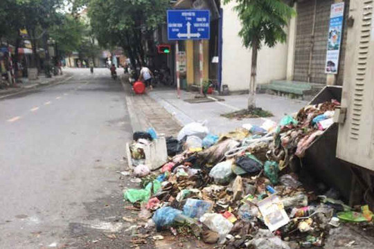 Hà Nội: Đường phố thị xã Sơn Tây nhếch nhác vì rác