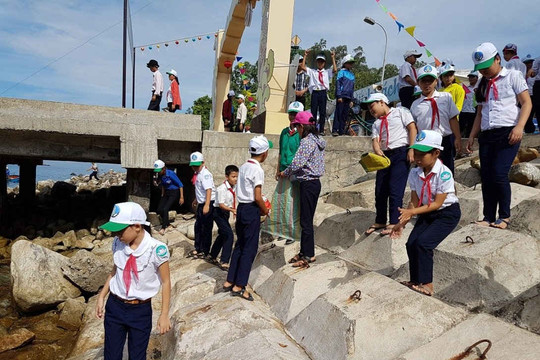 Ra quân dọn rác trên đảo Cù Lao Chàm hưởng ứng Ngày Đại dương Thế giới