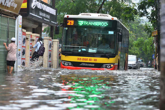 Đường phố Hà Nội ngập sâu sau cơn mưa lớn vào sáng sớm