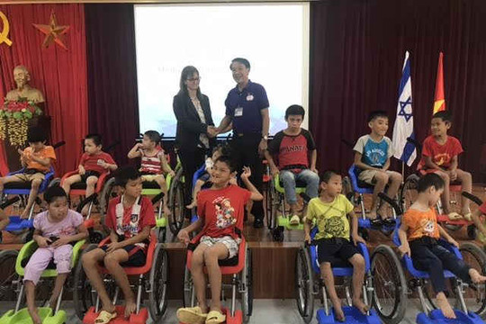 Tặng 100 chiếc xe lăn cho trẻ khuyết tật dịp Quốc khánh Israel