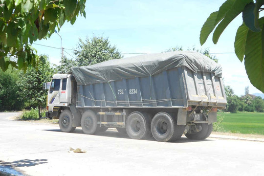 Bình Định: Xe chở cát từ mỏ của Cty Hiếu Ngọc phá đường nội thị