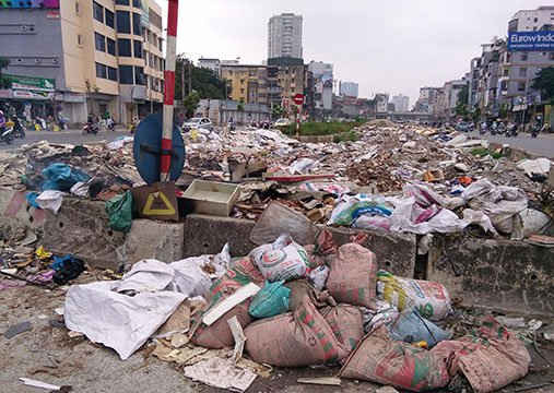 Hà Nội: Lãnh đạo phường bận họp, 'đường cong mềm mại' thành bãi rác