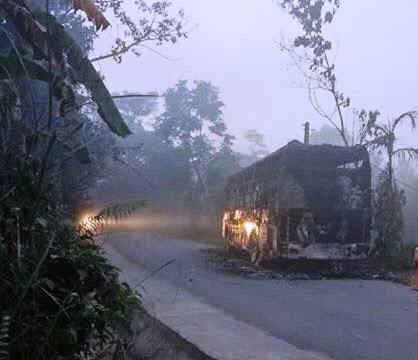 Quảng Nam: Xe khách bất ngờ cháy rụi trên quốc lộ 40B