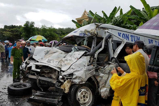Hai xe khách đấu đầu trên đường Hồ Chí Minh làm 14 người thương vong