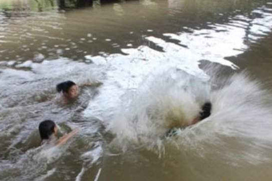 Hà Nội: Tắm hồ nước trong làng, nhiều người chết đuối