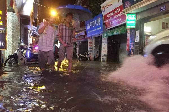 Hà Nội: Ngập sâu sau cơn mưa lớn trong đêm