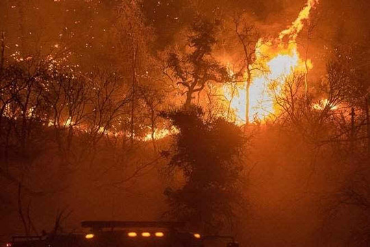 Cháy rừng nghiêm trọng, Mỹ triển khai 3.000 nhân viên cứu hỏa dập lửa