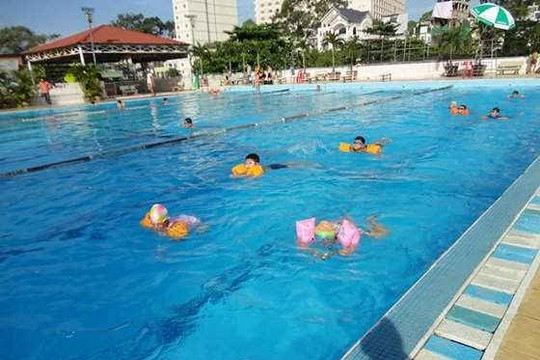 Cảnh báo nguy cơ nhiễm độc khi bơi ở bể bơi, ao, hồ