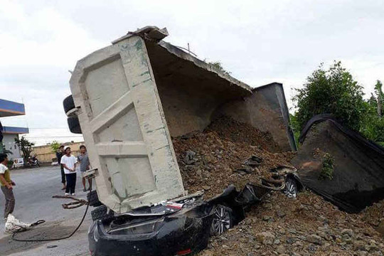 Cận cảnh xe tải đổ nghiêng đè xe con nát bét, tài xế tử vong