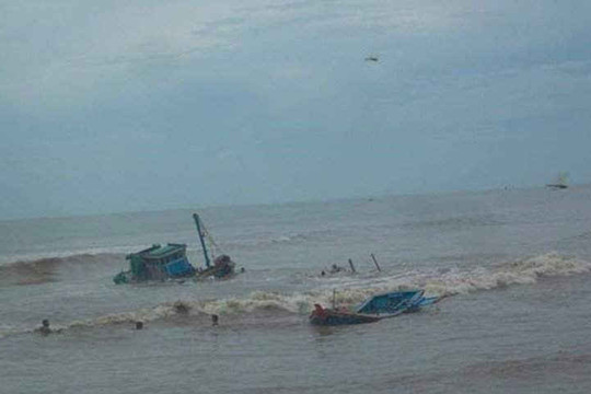 Quảng Bình: Hàng chục tàu bị sóng đánh chìm và mắc cạn