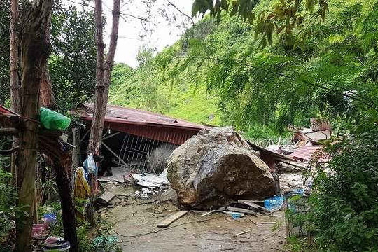 Sơn La: Sạt lở đá nghiêm trọng, 2 mẹ con bị thương nặng