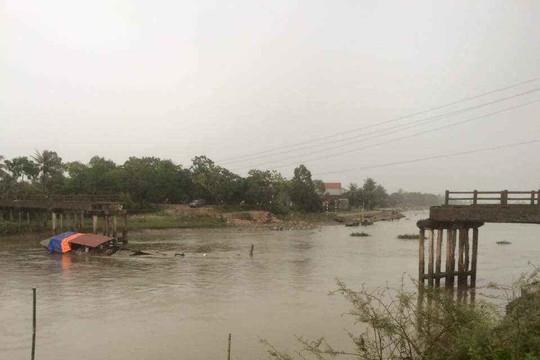 Thanh Hóa: Sập cầu sông Hoàng do tàu chở cát