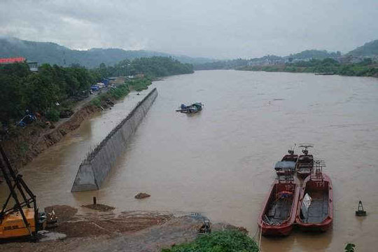 Lào Cai: Hàng chục thuyền máy cỡ lớn chở hàng hóa bị lũ sông Hồng cuốn trôi