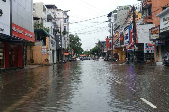 Huế: Mưa lớn do bão số 4, đường phố ngập sâu