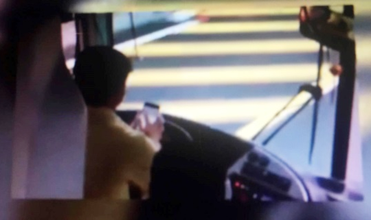 Vừa lái xe khách vừa lướt điện thoại: Yêu cầu nhà xe xử lý