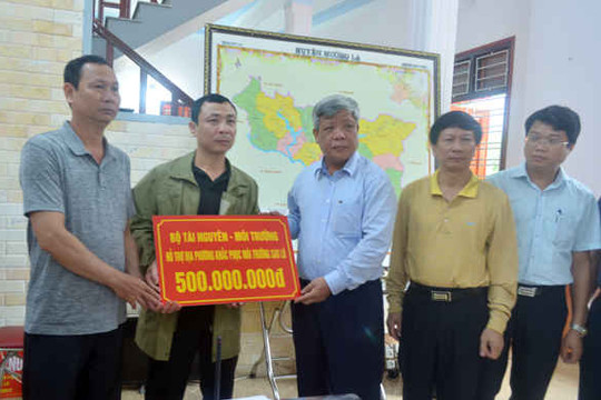 Thứ trưởng Nguyễn Linh Ngọc trao 500 triệu đồng hỗ trợ Sơn La khắc phục môi trường sau lũ