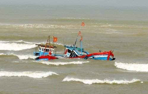 Tàu cá của ngư dân Bình Định bị 'tàu lạ' đâm chìm