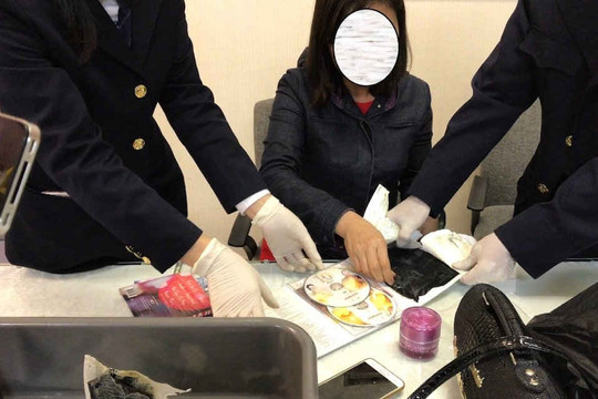 Bắt giữ một phụ nữ bị vận chuyển cocain trong hành lý xách tay qua sân bay Tân Sơn Nhất