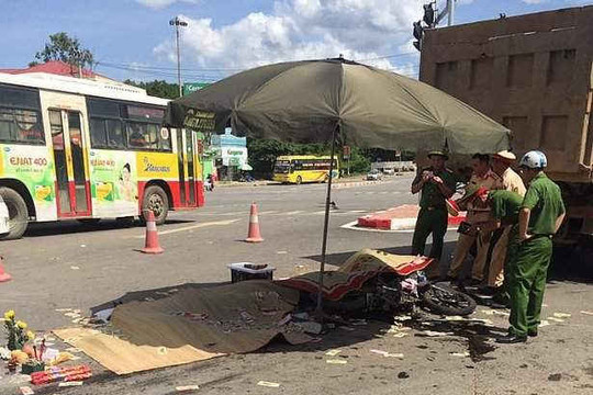 Hà Nội: 3 người chết thảm dưới gầm xe tải