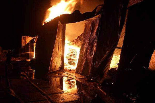 Nghệ An: Cháy xưởng gỗ ép, thiệt hại nhiều tỷ đồng