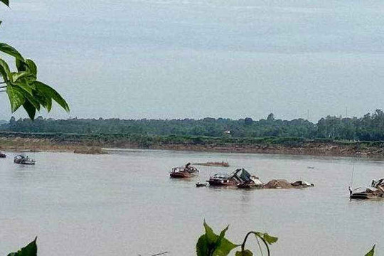 Nghệ An: Bắt 5 sà lan khai thác cát trái phép trên sông Lam