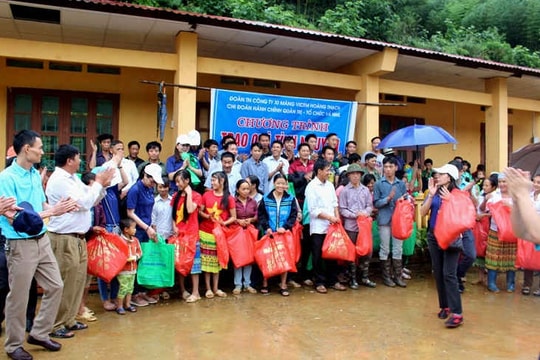 Đoàn Thanh niên Cty Xi măng Hoàng Thạch tặng quà đồng bào vùng cao