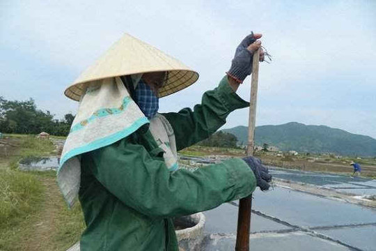 Hà Tĩnh: Xã xả cống nước ngọt đột ngột, diêm dân mất mùa muối