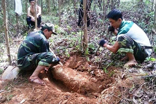 Quảng Nam: Tiêu hủy 3 quả bom lớn trong vườn nhà dân