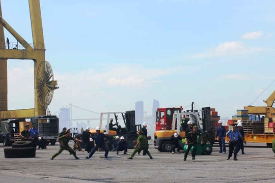 Diễn tập phòng, chống khủng bố tại cảng biển Tiên Sa