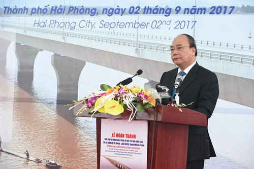 Thủ tướng cắt băng khánh thành Cầu vượt biển dài nhất Đông Nam Á
