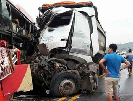 Tai nạn nghiêm trọng trên đường cao tốc khiến gần 20 người bị thương