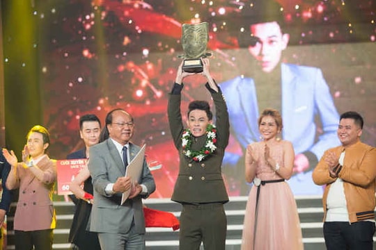 Hồng Thanh trở thành Quán quân Cười Xuyên Việt 2017 bảng Tài năng