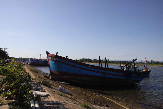 Quảng Trị: Hai tàu cá bất ngờ phát nổ trong đêm gây thiệt hại hàng tỷ đồng