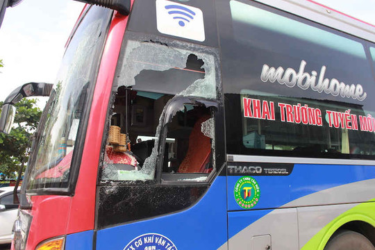 Đồng Nai: Giang hồ đập phá xe khách, hành hung phụ xe