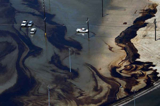 Cảnh sát biển Mỹ, EPA dọn dẹp hàng chục vụ tràn dầu ở Texas sau bão Harvey