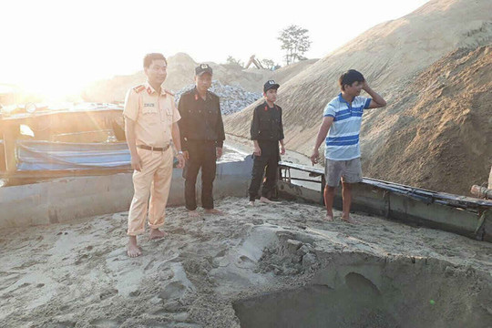 Quảng Nam: Lại phát hiện tàu sắt khai thác cát trái phép trên sông Thu Bồn
