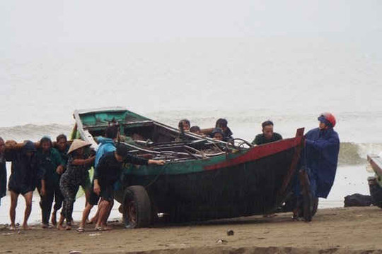 Hà Tĩnh: Người dân "chung tay" khẩn trương đưa tàu thuyền vào bờ tránh bão