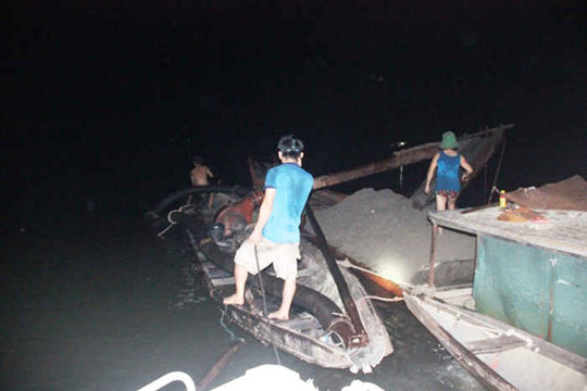 Huế: Bắt giữ 3 thuyền khai thác cát trái phép trên sông Hương