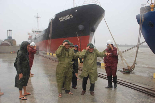 Quảng Trị: Hai tàu vận tải 3.000 tấn mắc kẹt tại cảng Cửa Việt vì bão số 10