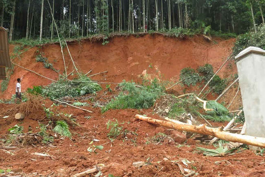 Yên Bái: Mưa lớn gây sạt lở đất, ách tắc nhiều tuyến đường