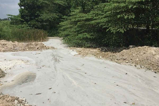 Công ty Hà Thanh xây dựng trạm trộn bê tông không phép: Ngang nhiên xả thải gây ô nhiễm