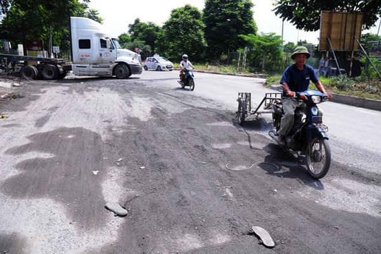 Đường gom, tránh ở Đại lộ Thăng Long bị cày nát