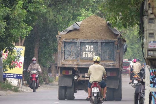 Nghệ An: Bất chấp lệnh cấm, xe tải vẫn nghênh ngang trên phố