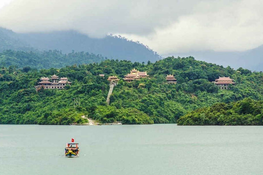 Thừa Thiên Huế: Mơ màng hồ Truồi cùng Thiền viện Trúc Lâm Bạch Mã