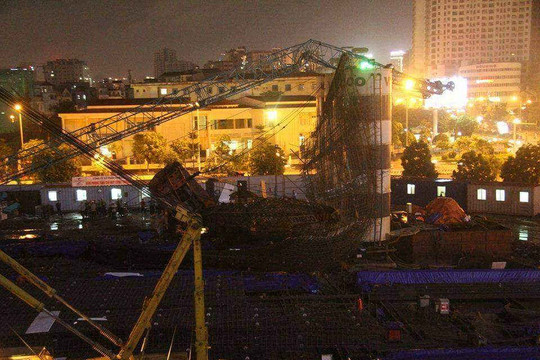 Cầu Giấy – Hà Nội: Bất ngờ đổ sập hai cần cẩu- nhiều công nhân hoảng loạn
