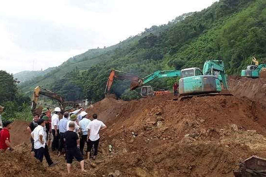 Khẩn trương khắc phục vụ sạt lở núi, nỗ lực thông tuyến đường sắt Hà Nội – Lào Cai