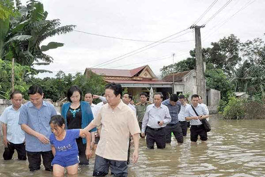 Bộ trưởng Trần Hồng Hà thị sát lũ lụt, tặng quà cho người dân Thanh Hóa