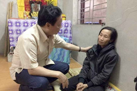 Bộ trưởng Trần Hồng Hà thăm, động viên bố mẹ Phóng viên Đinh Hữu Dư