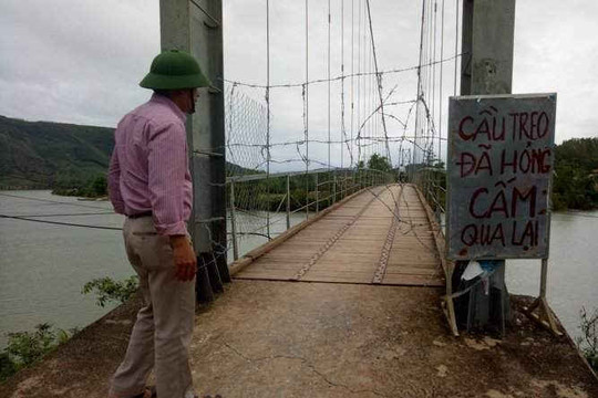 Quảng Bình: Dân vẫn "liều mình" đi qua cầu treo đã hư