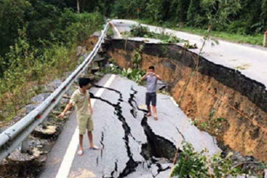 Thanh Hóa: Quốc lộ 217 sạt lở nghiêm trọng sau mưa lũ